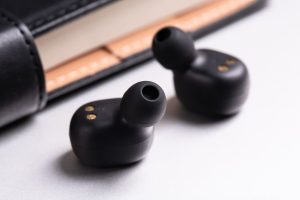 Grâce aux oreillettes Bluetooth, les câbles emmêlés ne sont plus qu’un mauvais souvenir.