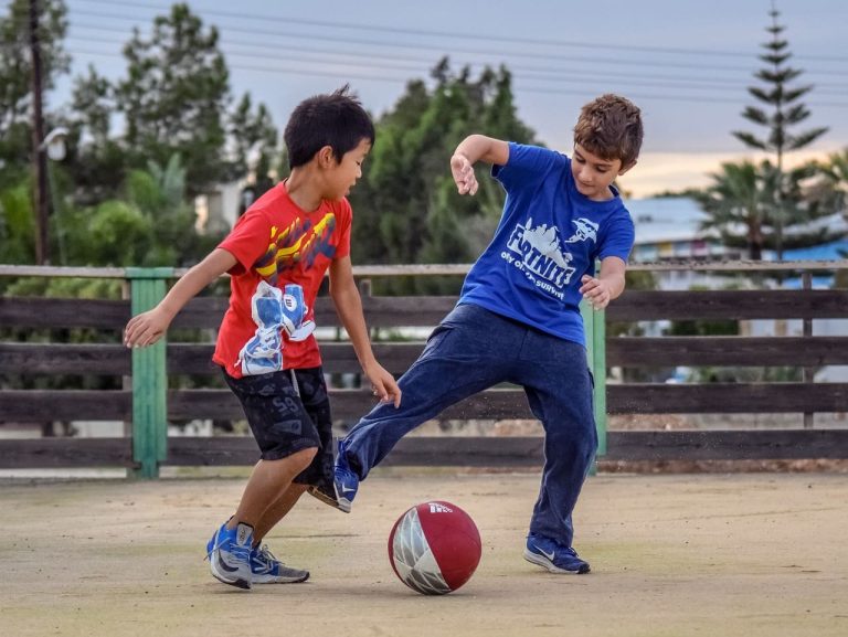 Indispensable pour faire du sport à l’école ou en club, le jogging fait partie des grands classiques.