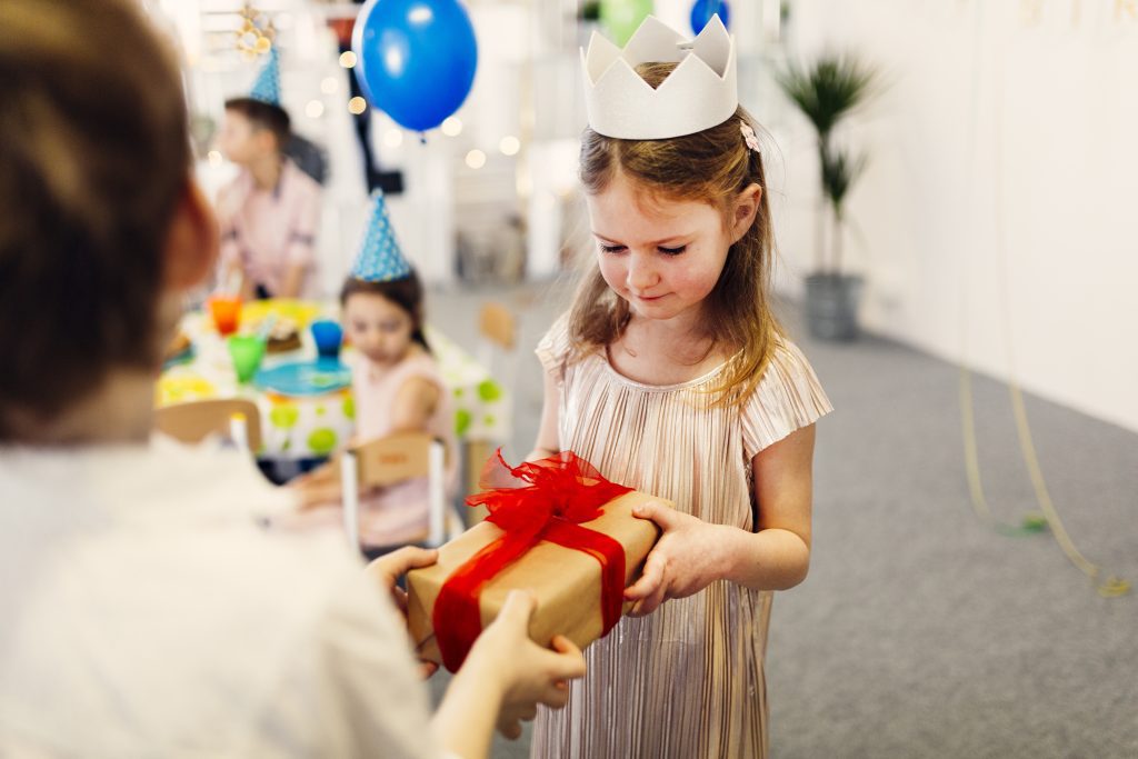 Invités à un anniversaire, quels cadeaux peuvent offrir vos enfants ?