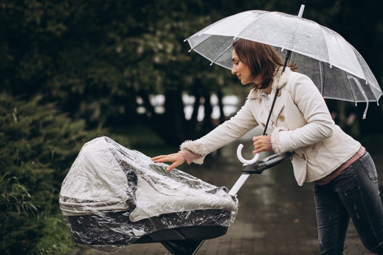 Quelle est la meilleure solution pour protéger bébé de la pluie dans sa poussette ?