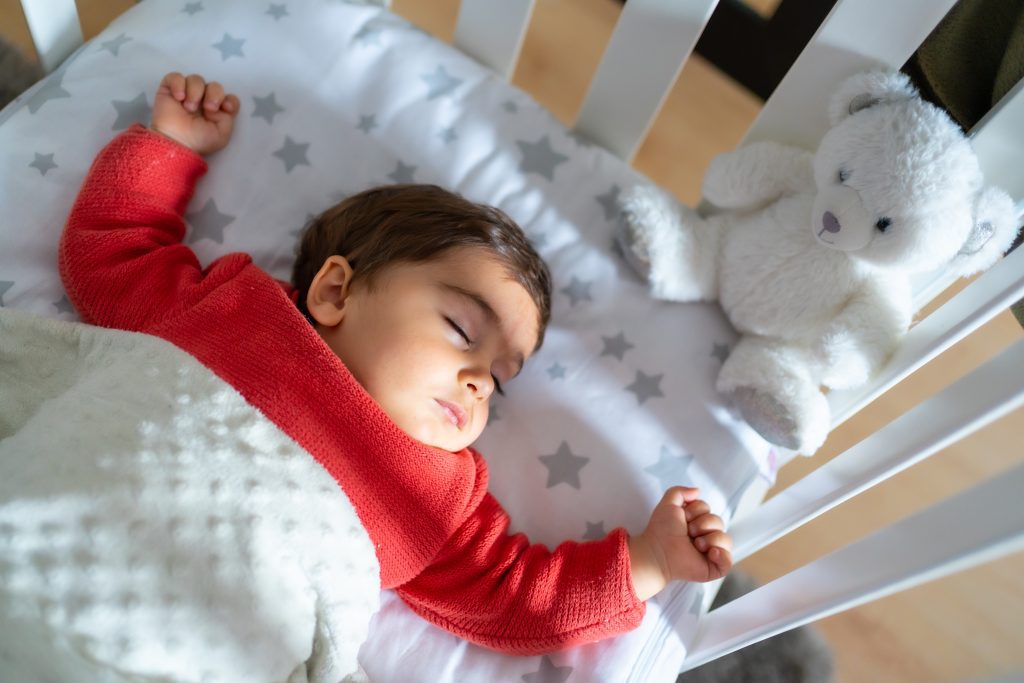Couette, oreiller, barrière… : comment garantir la sécurité de son enfant pendant son sommeil ?