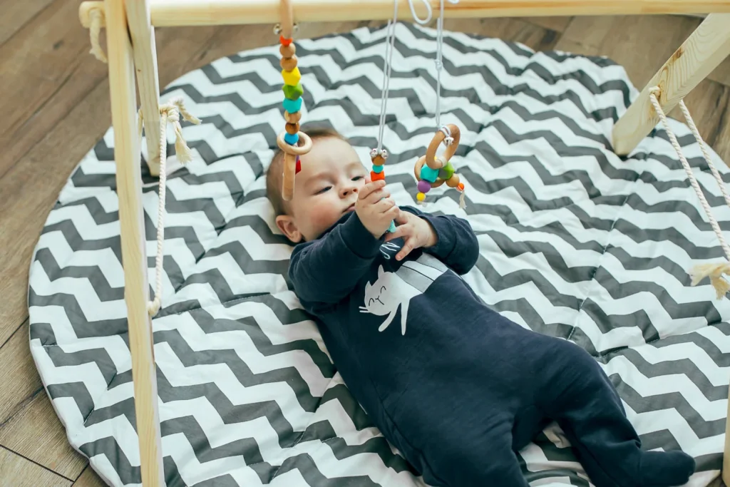 Tapis d’éveil Montessori : pour que bébé évolue à son rythme !
