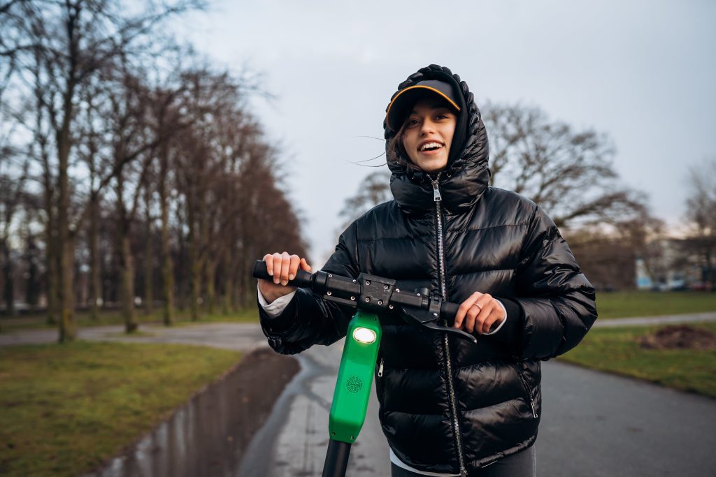 Vélo, trottinette, rollers : comment se protéger efficacement du froid et de la pluie