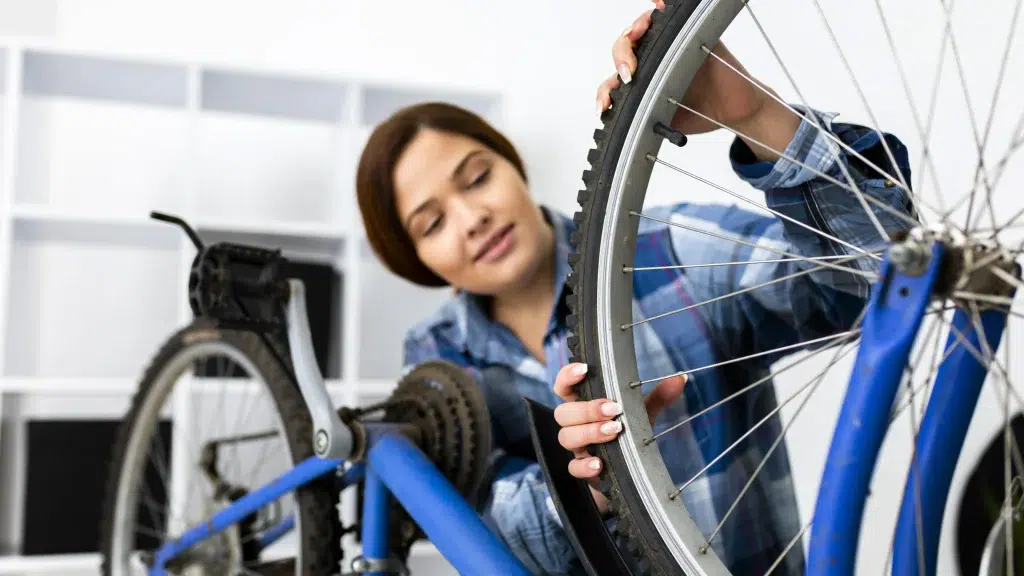 Comment savoir si une roue de vélo est bien gonflée ?