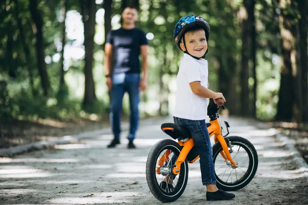 Trucs et astuces pour faire porter un casque de vélo à son enfant