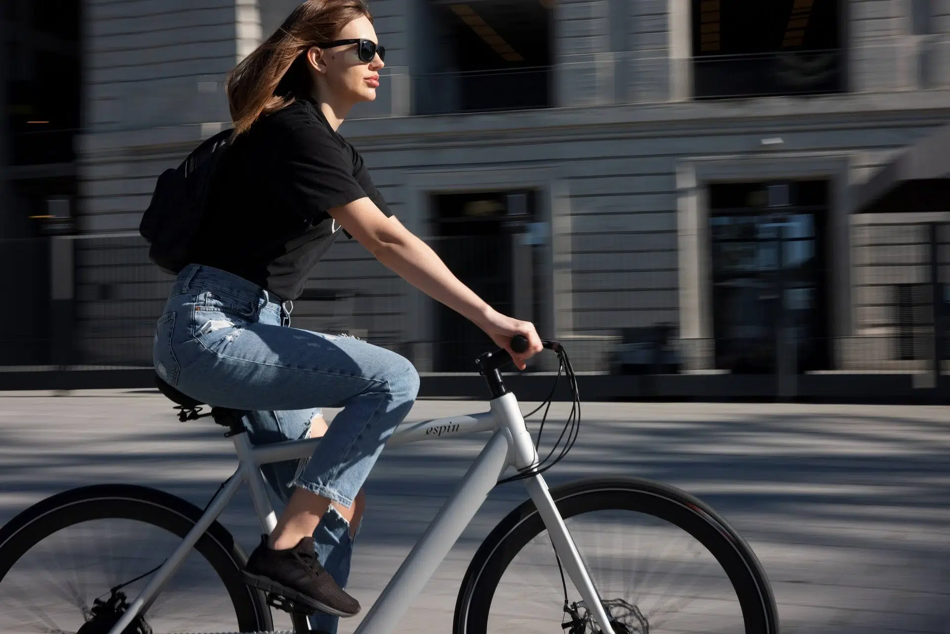 Casque vélo électrique LED avant et arrière noir disponible Velobecane