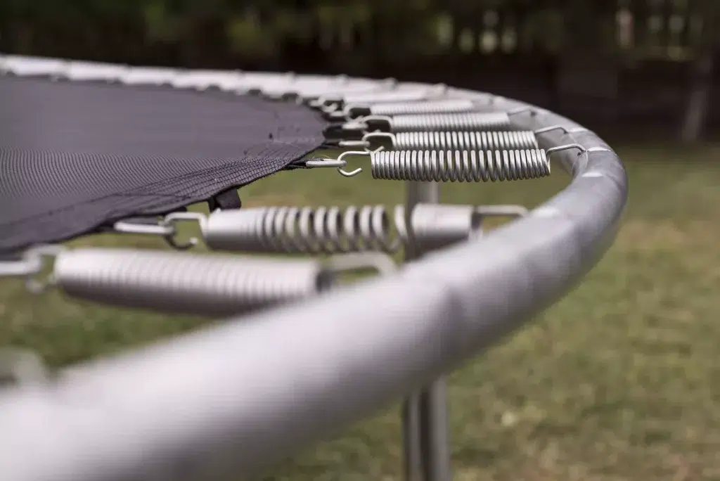 Comment fixer un trampoline au sol ?