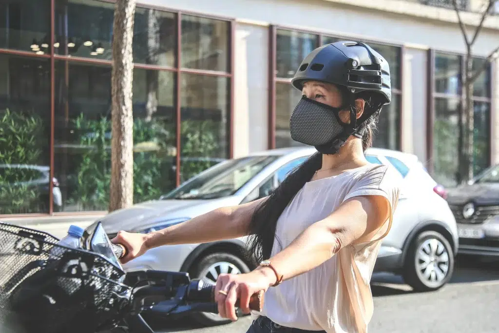 Comment se protéger de la pollution sur son vélo électrique ?