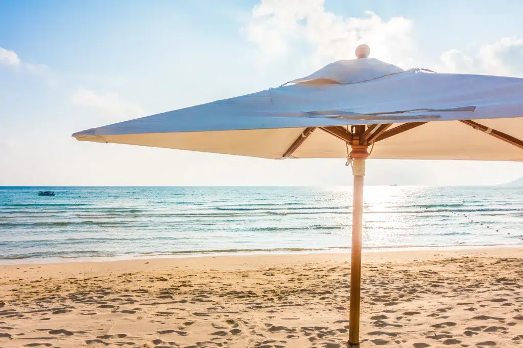 Parasol de plage : le choisir et savoir l’installer