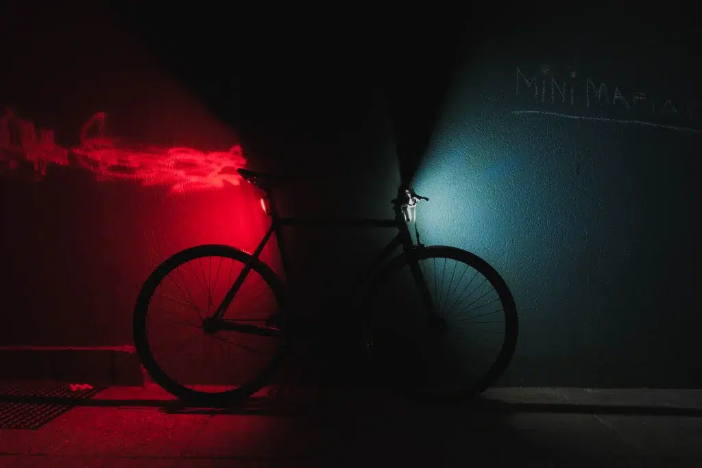 Vélo de nuit : choisir un éclairage adapté