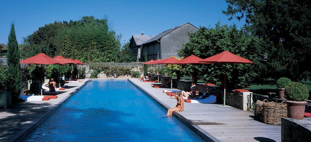 Son grand parc arboré et sa superbe piscine en pierre en font une destination « verte » prisée.