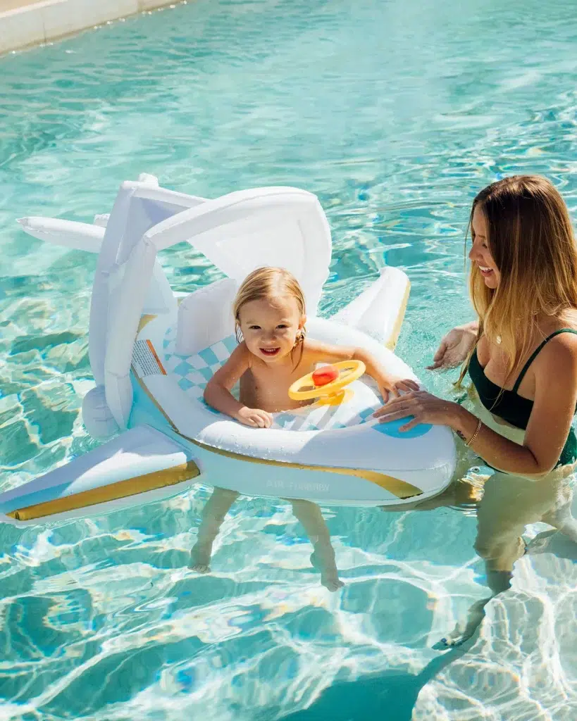 Cet avion flottant ultra mignon permet de faire découvrir la baignade à votre bébé.