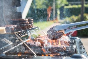 Électrique, à gaz ou à charbon, il existe différents types de barbecues.