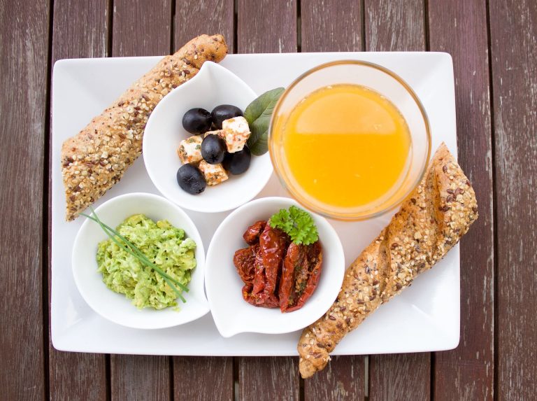 Il est conseillé de choisir des aliments contenant des graisses insaturées pour un petit-déjeuner anti-cholestérol.