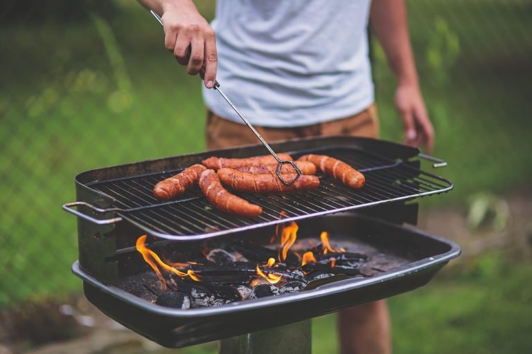 La grille sera bien plus facile à nettoyer si elle est encore chaude.