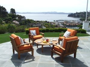 Table et fauteuils sur une terrasse avec vue sur la mer