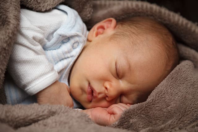 De combien d’heures de sommeil un bébé a-t-il besoin par jour ?