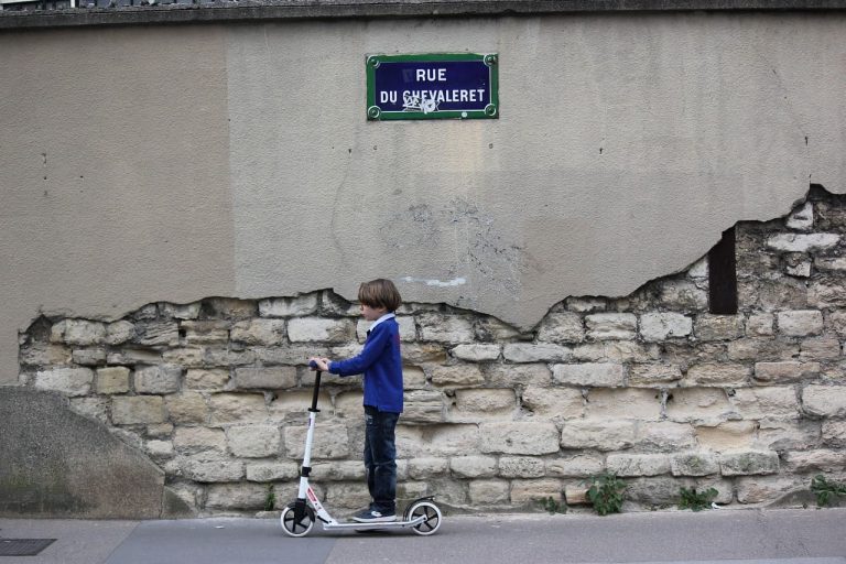 Pour aller au parc ou à l’école, rien de tel qu’une patinette !