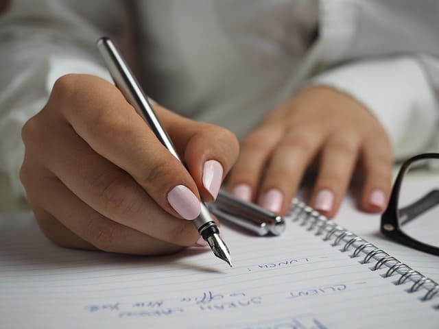 Stylo bille VS stylo plume : quel est le meilleur outil d’écriture ?