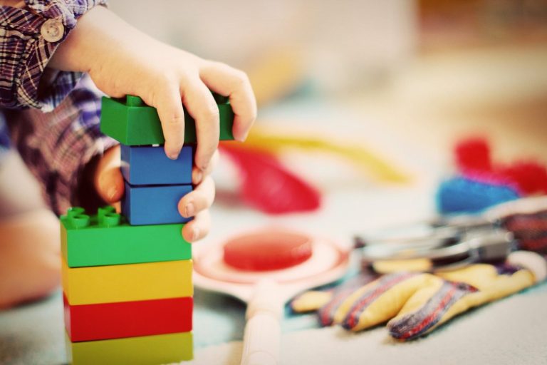 Authentiques et plus respectueux de l’environnement, les jouets en bois séduisent tant les parents que les enfants.