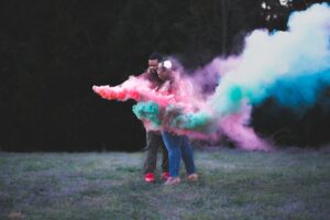 fumigènes roses et bleus lors d'une gender reveal