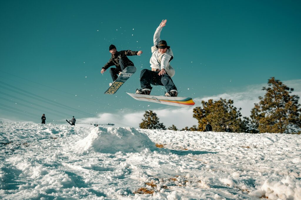 Les meilleures tenues hommes pour un snowboardeur