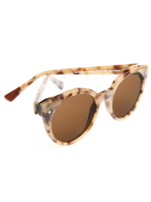 Lunettes de soleil femme posées sur une table