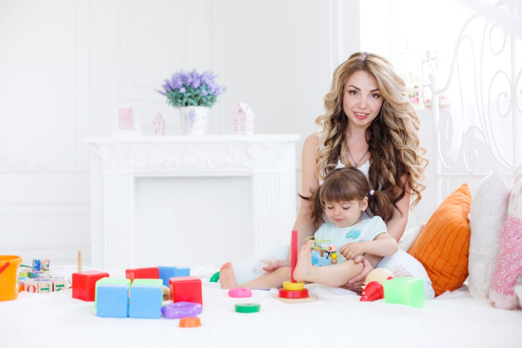 Jeux d’éveil : comment bien stimuler votre bébé ?