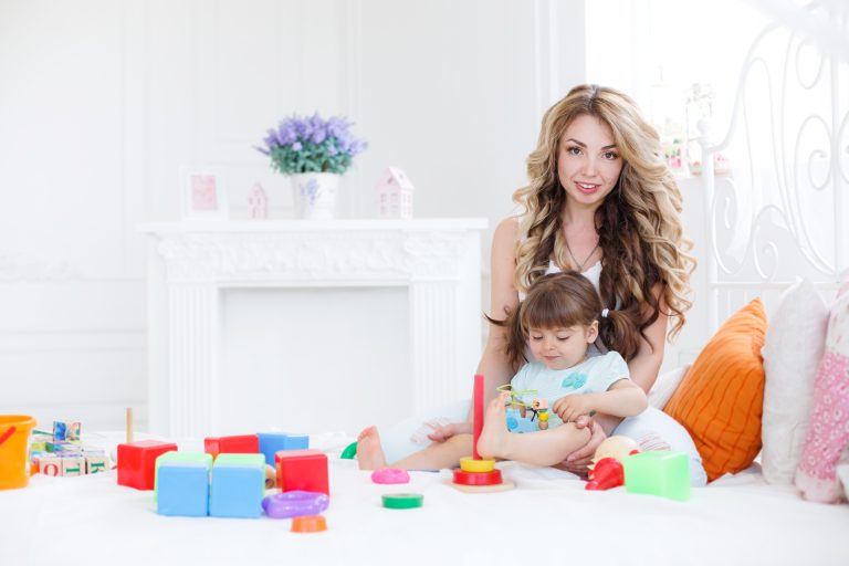 Jeux d’éveil : comment bien stimuler votre bébé ?