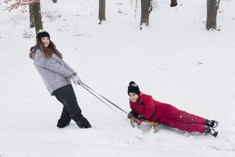 La luge : bien équiper son enfant pour cette activité hivernale