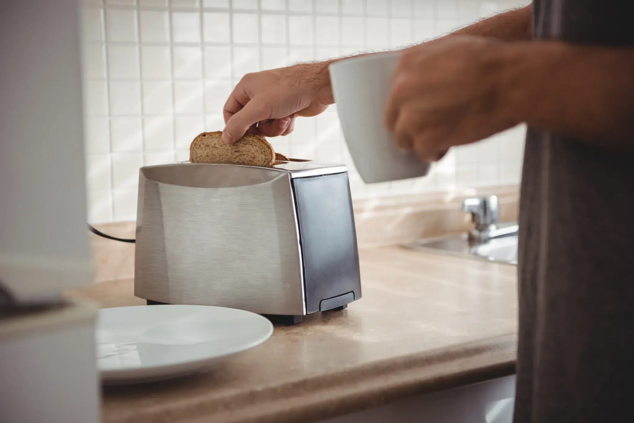 Est-il dangereux de glisser un couteau dans un grille-pain ?