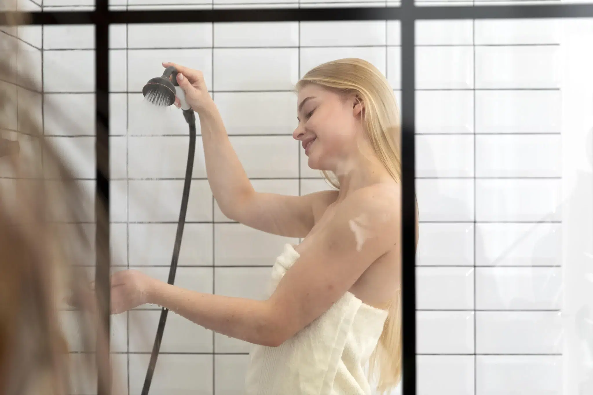 Femme prenant une douce dans une salle de bain