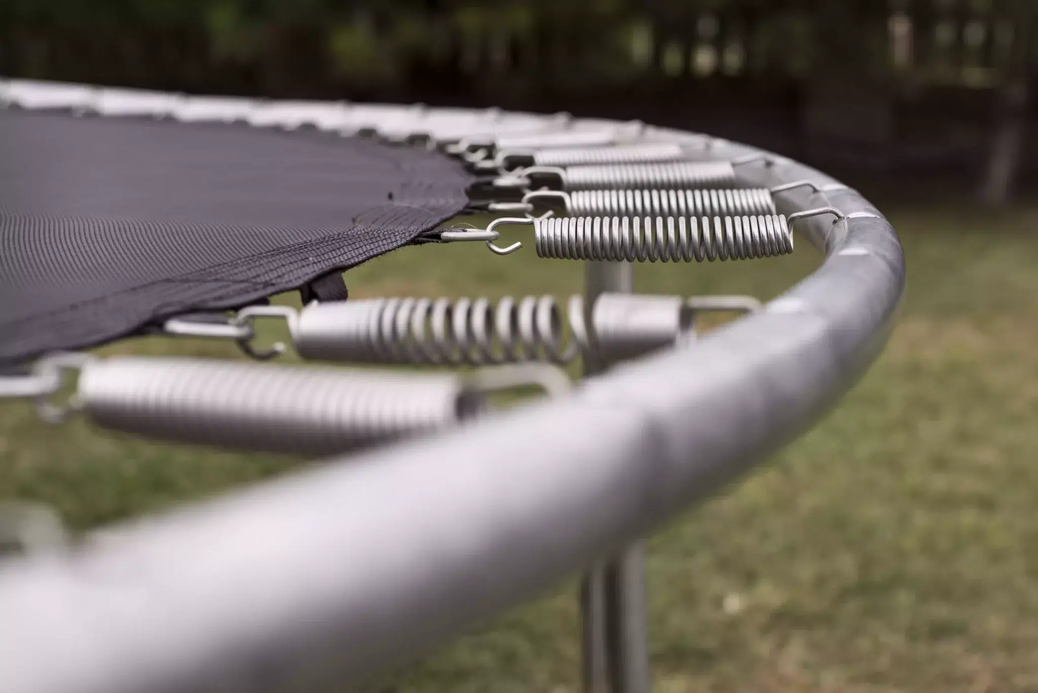 Comment fixer un trampoline au sol ?
