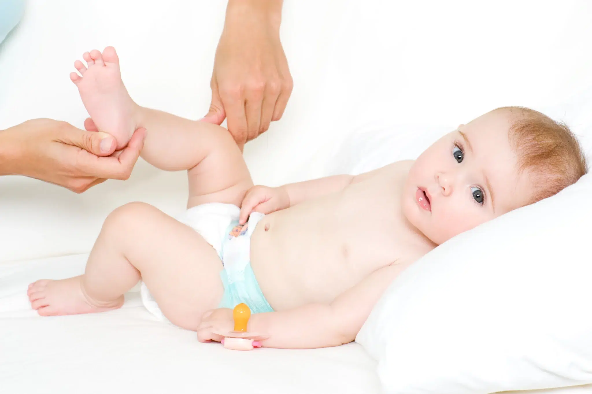 Peau sensible de bébé : les soins à lui apporter
