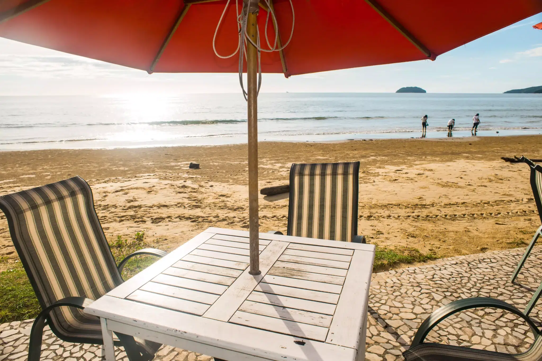Comment faire tenir un parasol sans pied ?