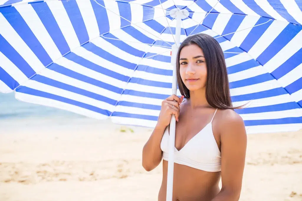 Peut-on bronzer sous un parasol ?