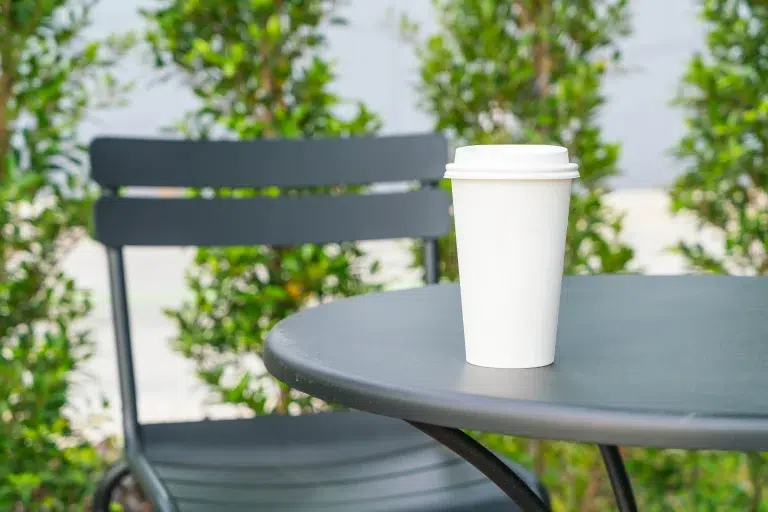 Comment rénover sa table de jardin en plastique ?