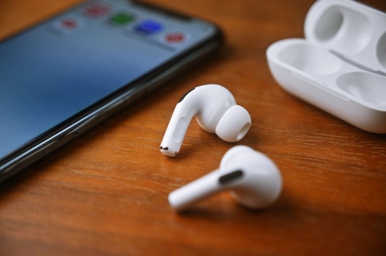 Quelle est la différence entre les AirPods et les AirPods Pro ?