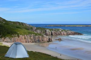 tente de plage en haut d'une falaise