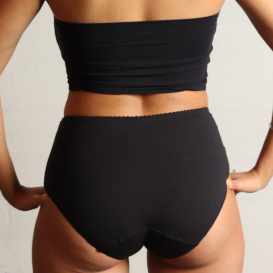 Un effet seconde peau bluffant pour ce modèle confectionné en microfibre de pin.