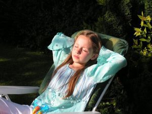 jeune fille qui se repose au soleil