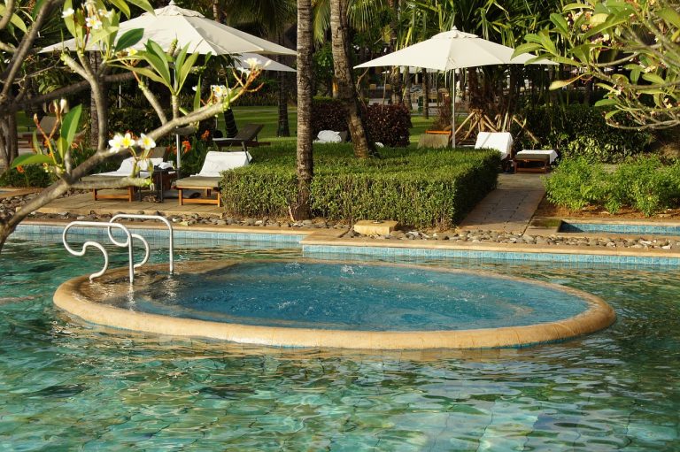 Spa, Jacuzzi… vous ne savez pas quoi choisir et vous ignorez ce qui les diffère.