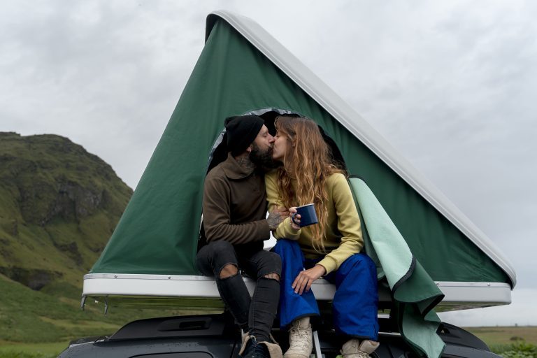 Passer la nuit en tente de toit : ce que dit la loi