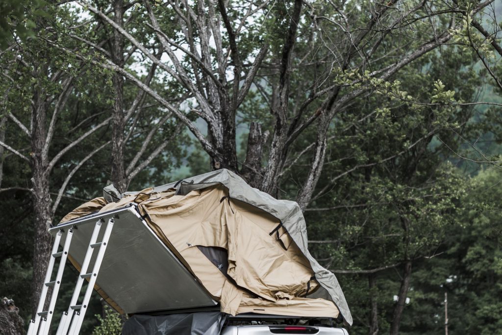3 conseils pour bien installer votre tente de toit