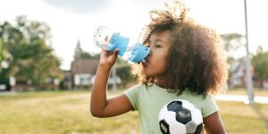 Enfant qui boit dans une gourde