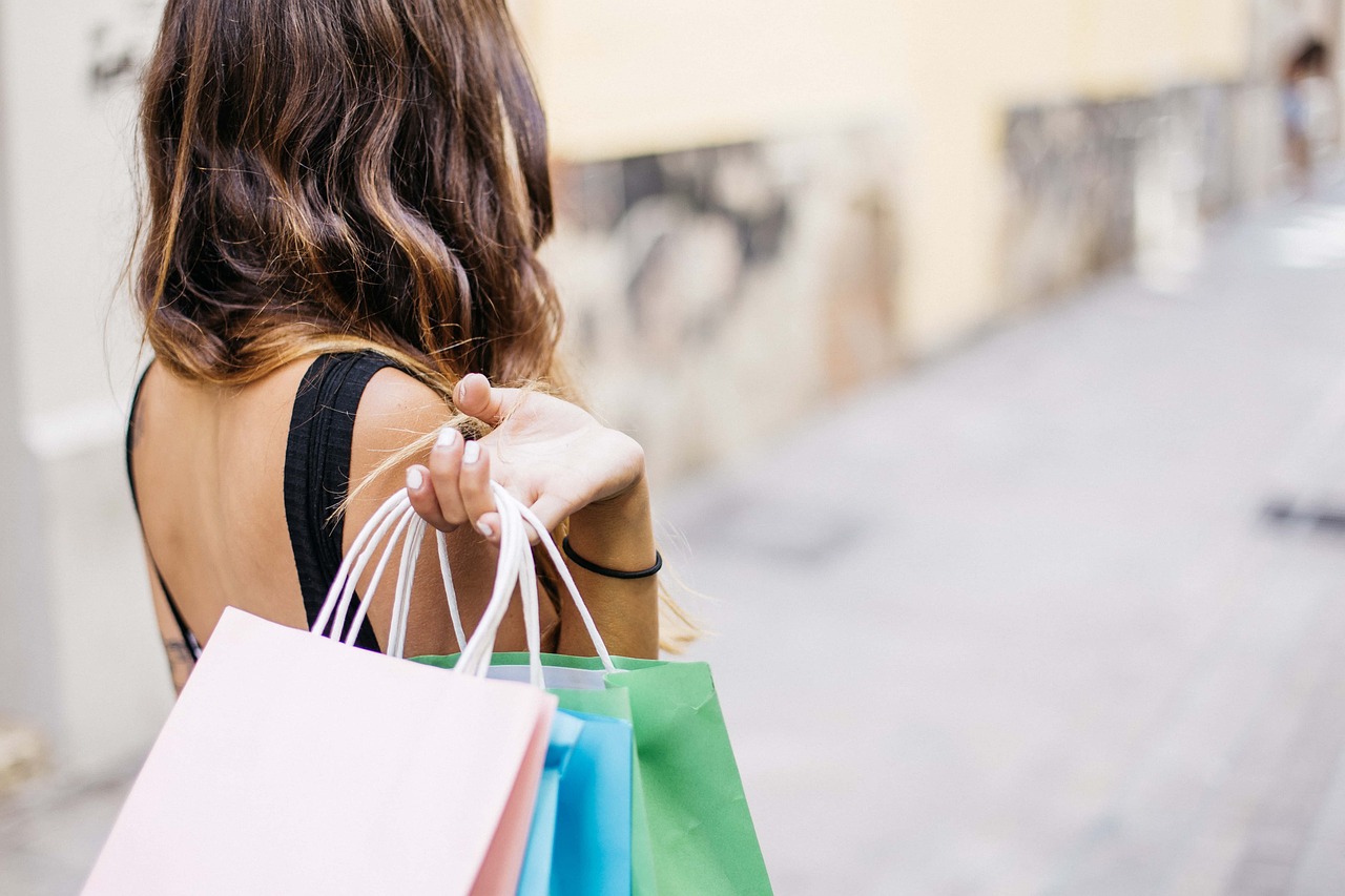 Femme avec des sacs de course