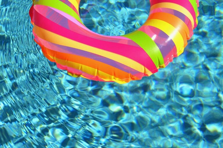 Bouée dans piscine