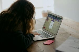 Une adolescente étudie.