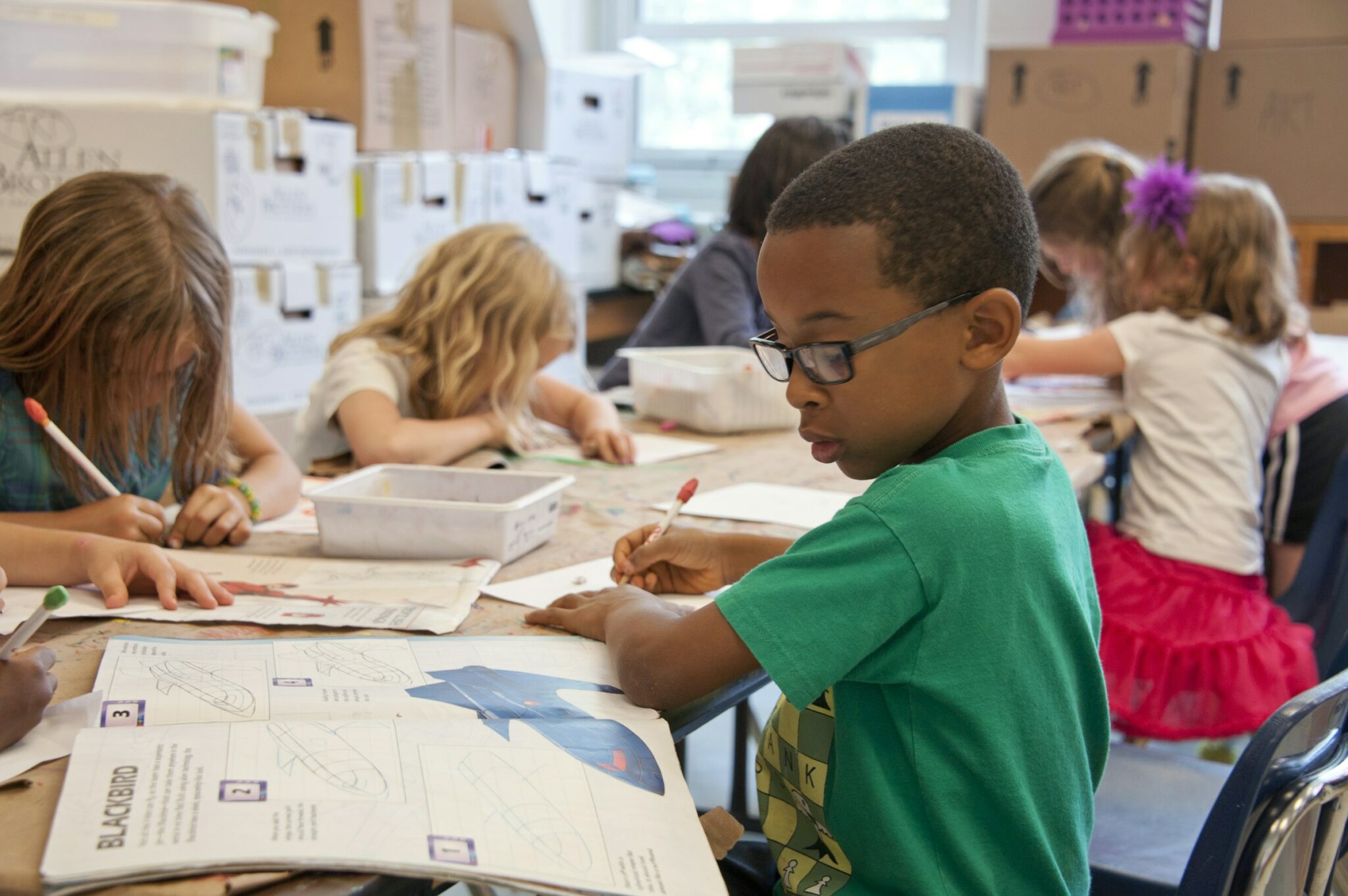 Un enfant fait ses devoirs à l'école.