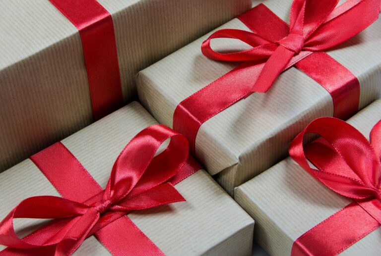 Doit-on arrêter de se faire des cadeaux entre adultes à Noël ?